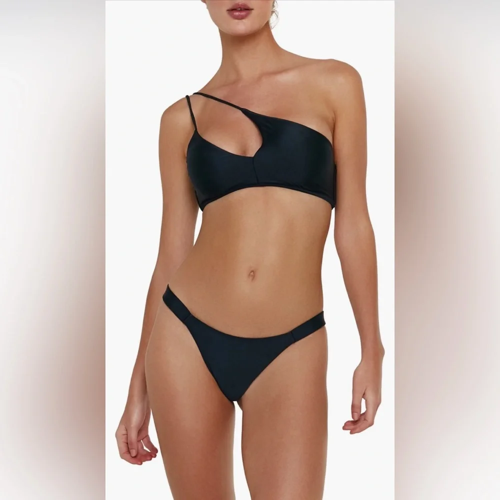 VIX Rai One Shoulder Bikini Top, size medium, Black, $112
